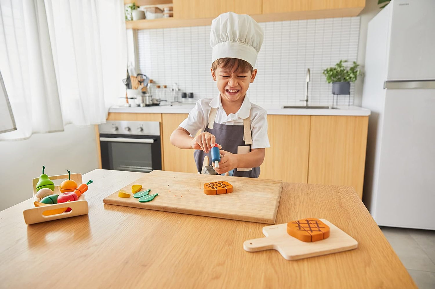 PlanToys Juego de chef con kit de cocina de madera con cuchillo, es...