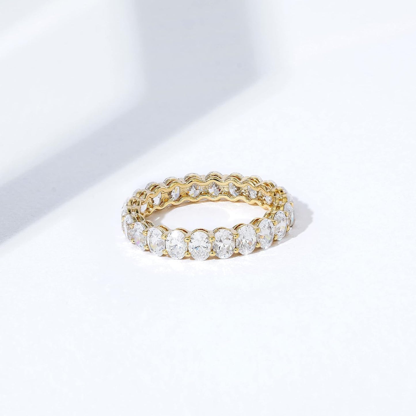 Amazon Essentials Anillo apilable con circonita cúbica chapada en o...