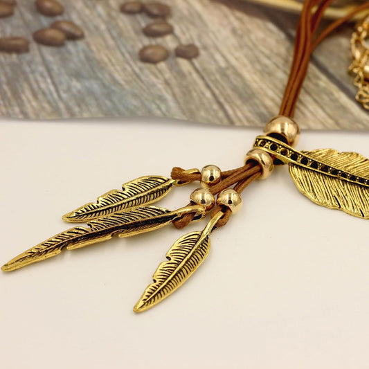 Collar de estilo bohemio con cadena de cuerda y diseño de hojas y p...