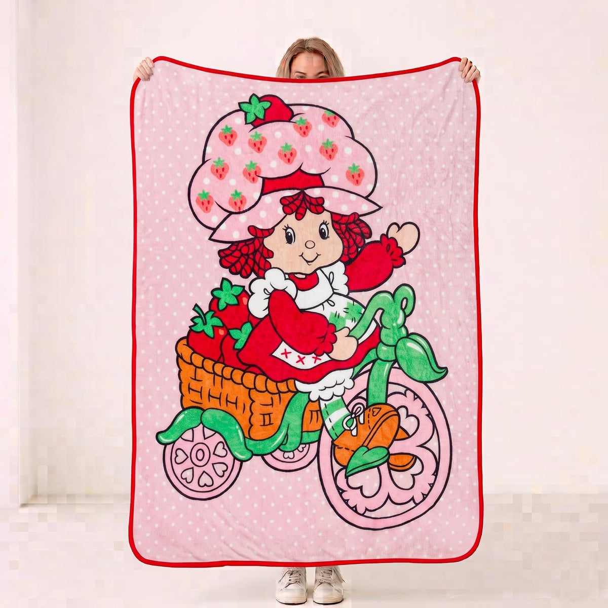 Manta de forro polar Silver Buffalo Strawberry Shortcake en bicicle...