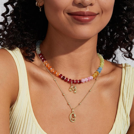 KissYan Collares con inicial para mujer, collar de cuentas de color...