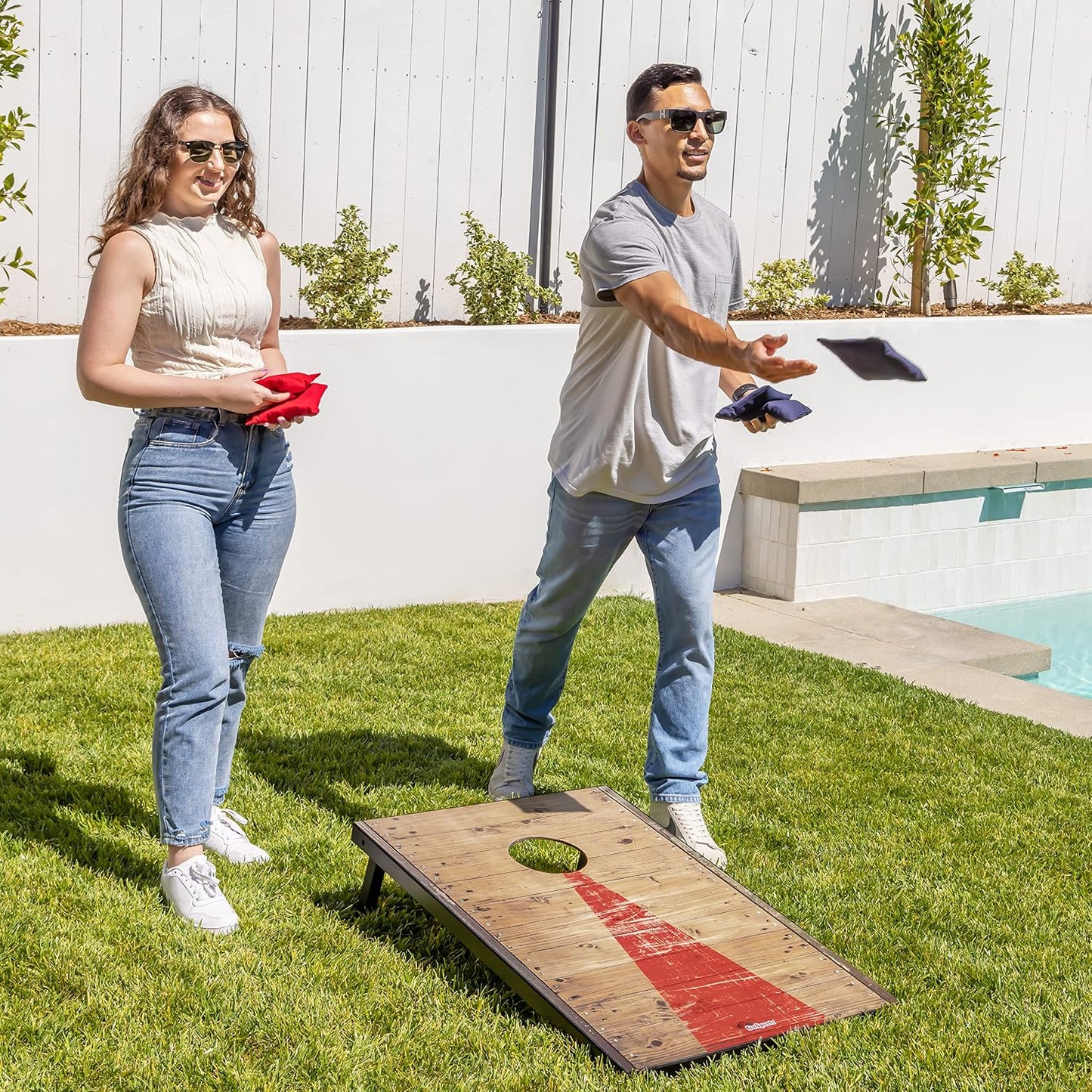 Juegos de Cornhole portátiles GoSports: incluye 2 tablas, 8 pufs y...