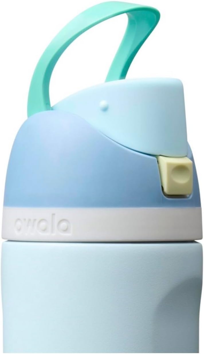 Owala Botella de agua aislada FreeSip Bluebird de 24 onzas líquidas...