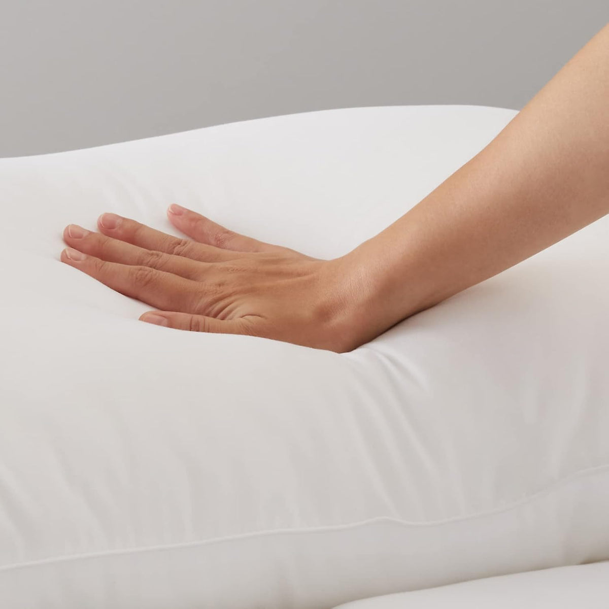 Amazon Basics Almohadas de cama alternativas de plumón con fundas p...