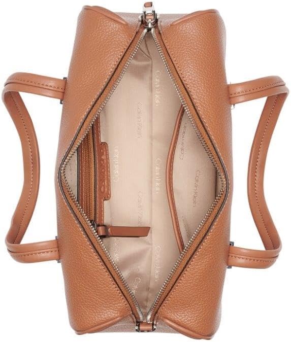Calvin Klein Rue Barrel Satchel para mujer