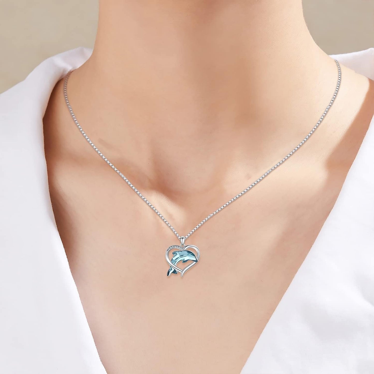 Collar con colgante de delfín de plata de ley TwoAnts con cristal a...