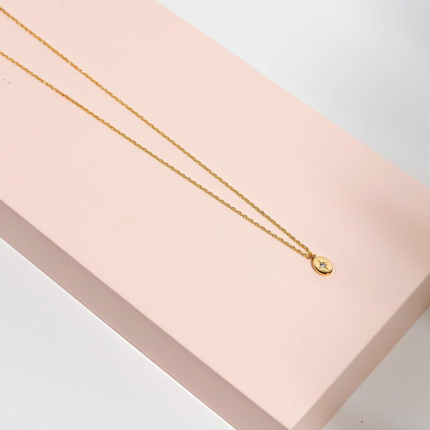 PAVOI Collares con colgante de moneda grabada chapada en oro de 14...