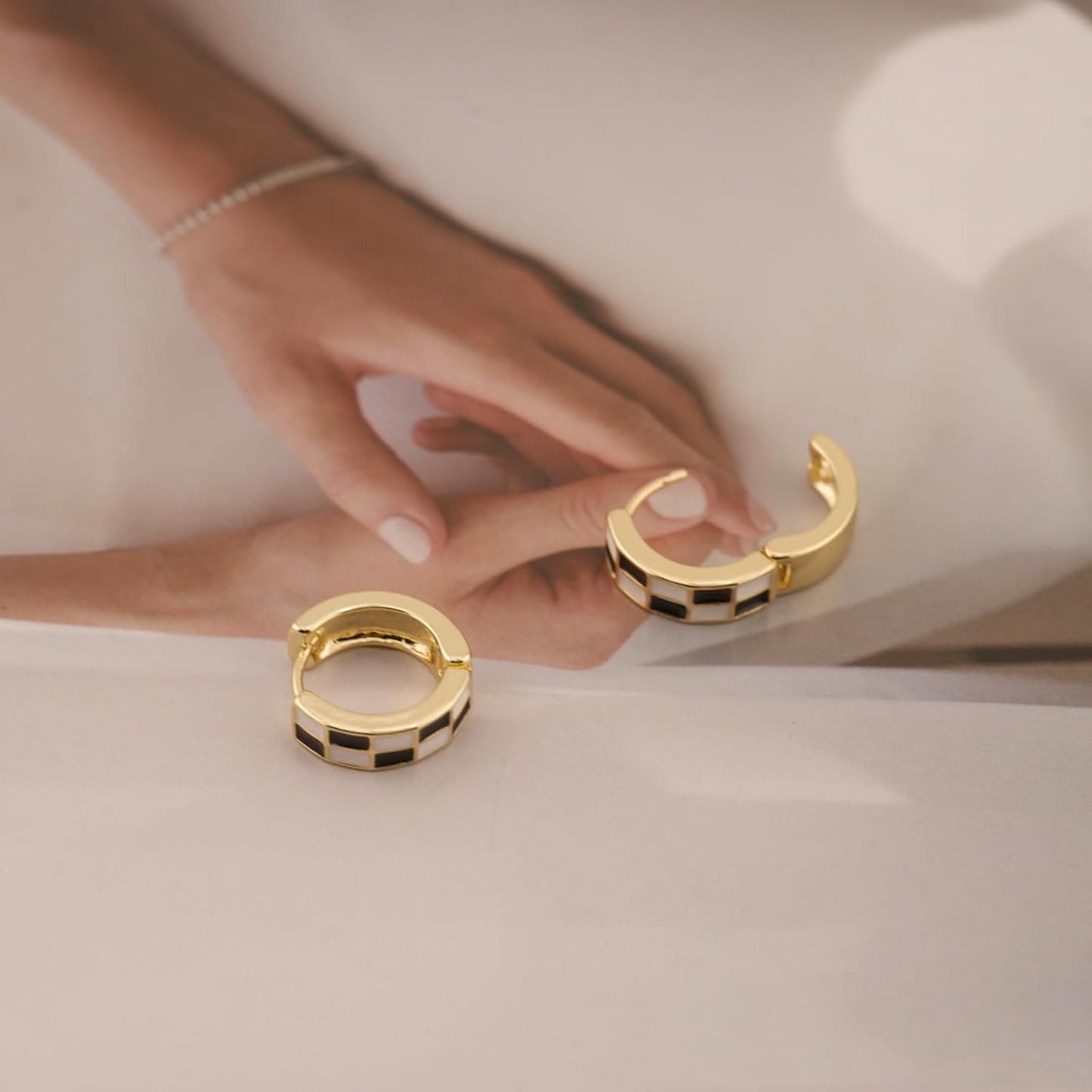 Sriomu - Aretes pequeños tipo argolla para cartílago con diseño a c...