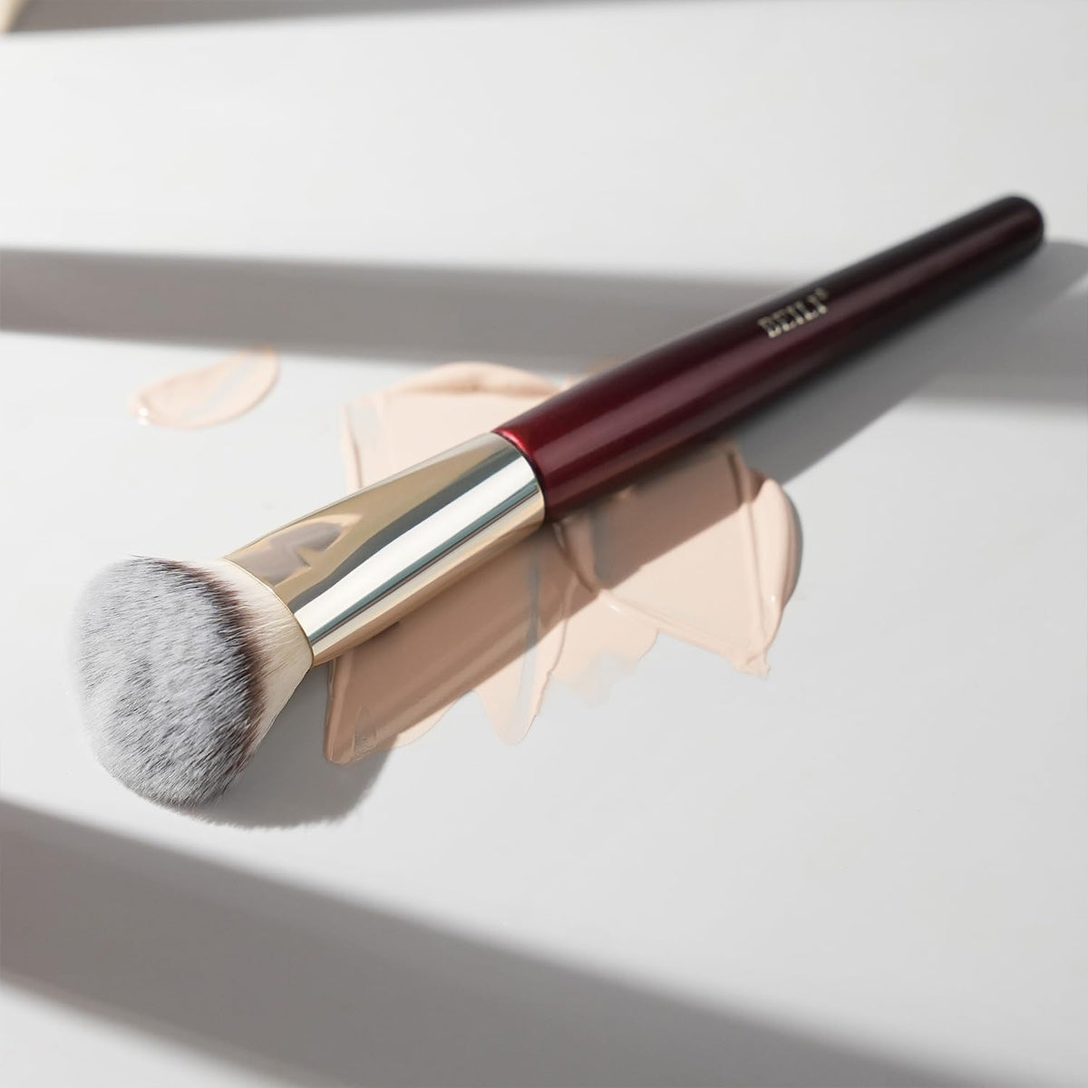 BElLI - Brocha de maquillaje base y contorno para fórmulas líquidas...