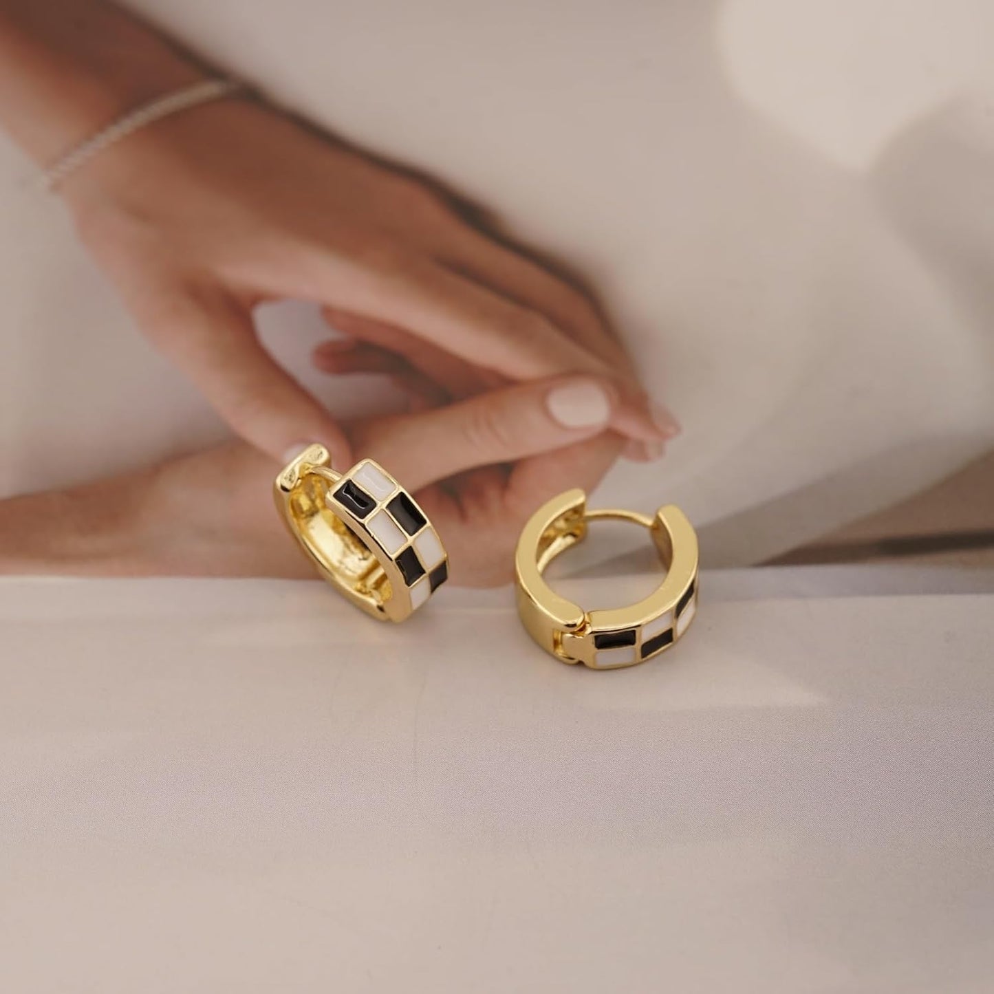 Sriomu - Aretes pequeños tipo argolla para cartílago con diseño a c...