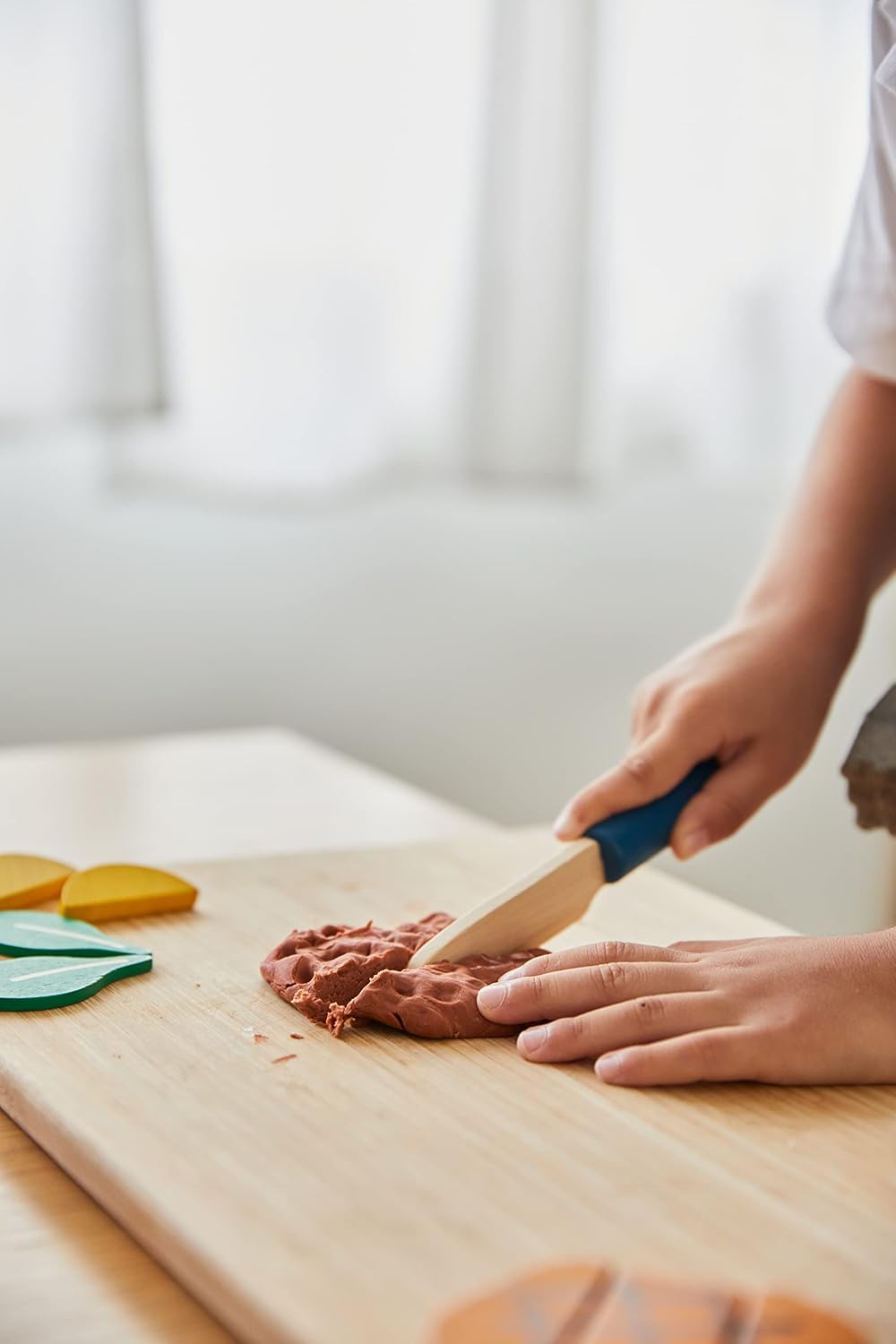 PlanToys Juego de chef con kit de cocina de madera con cuchillo, es...
