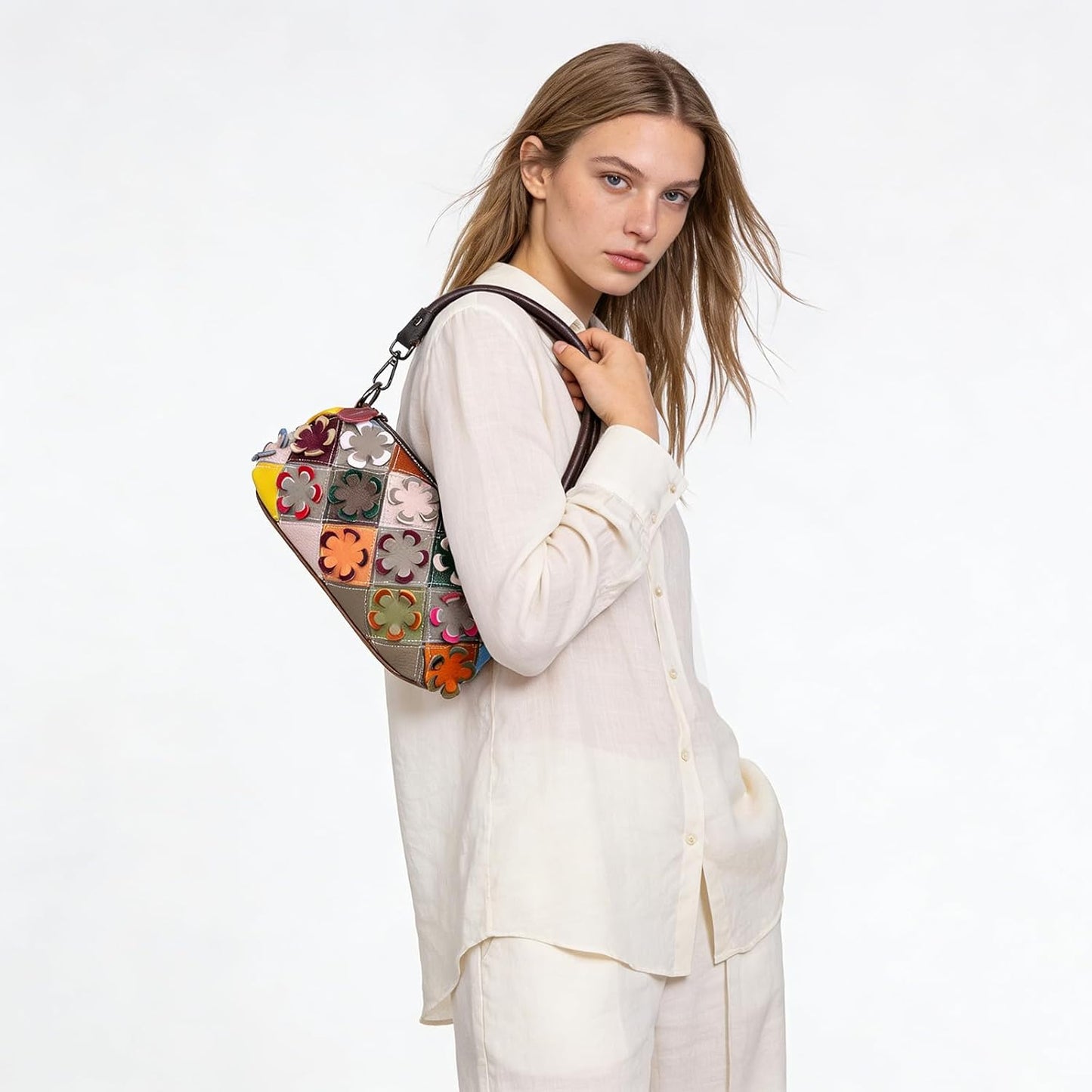 frrbuu - Bolso cruzado pequeño de piel auténtica con flores tallada...