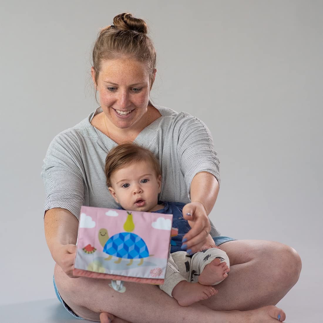 Taf Toys Savannah - Libro de actividades suave con sonido crujiente...
