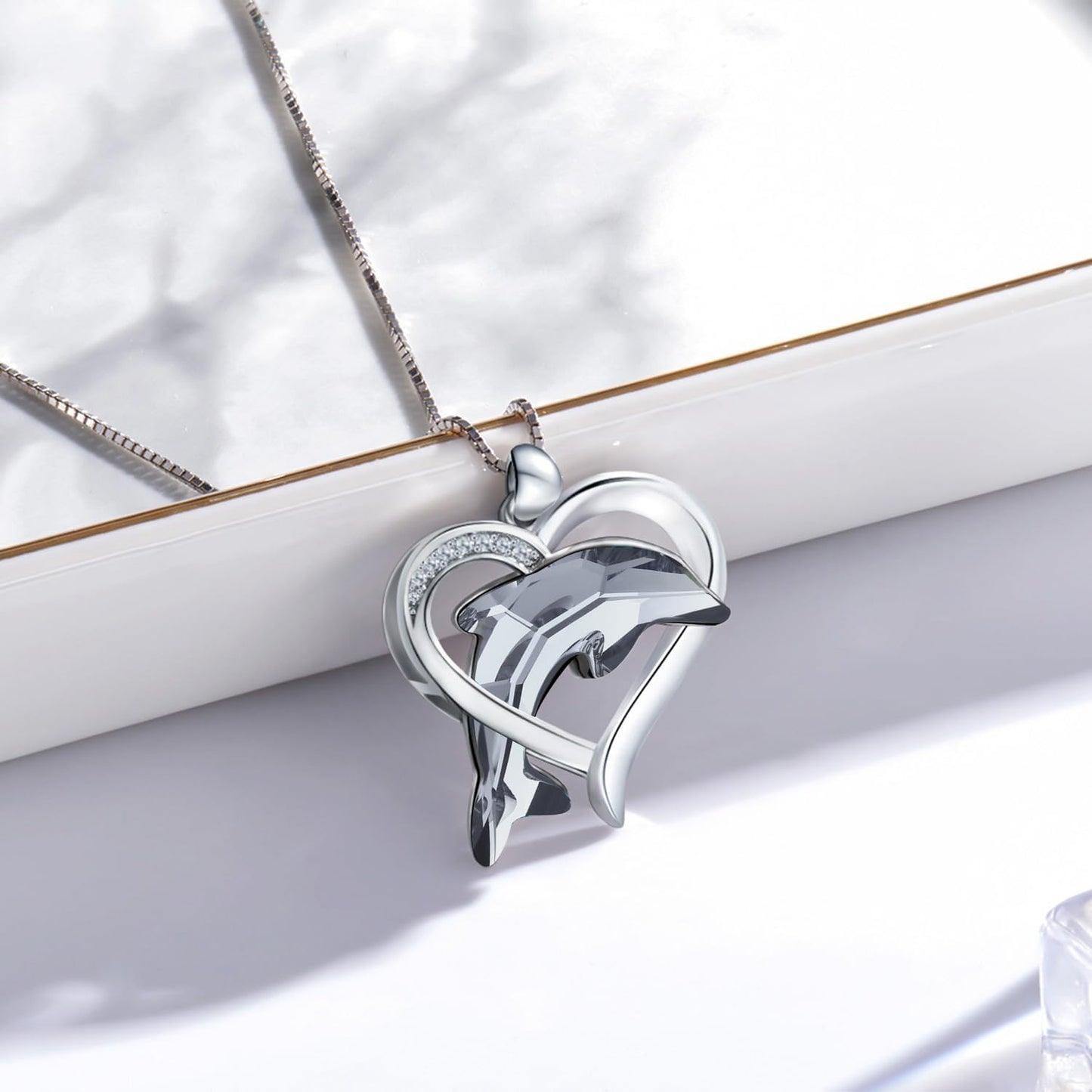 Collar con colgante de delfín de plata de ley TwoAnts con cristal a...