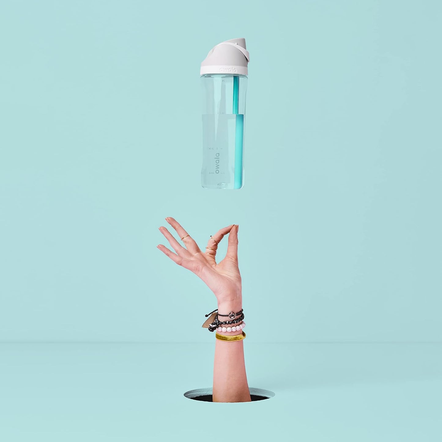 Owala FreeSip - Botella de agua de plástico Tritan transparente con...
