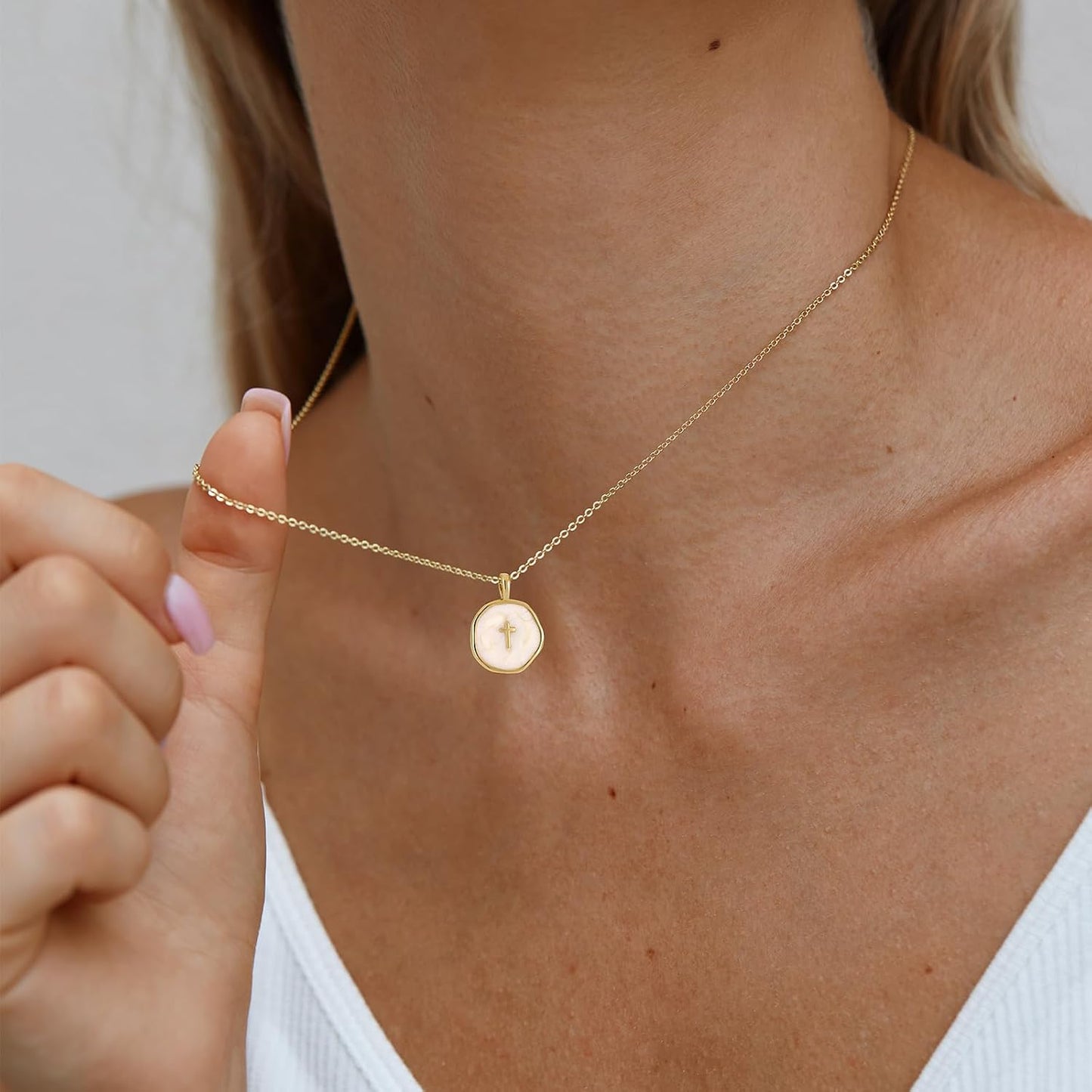 Fozira Collar con colgante de cruz de esmalte chapado en oro de 14K...
