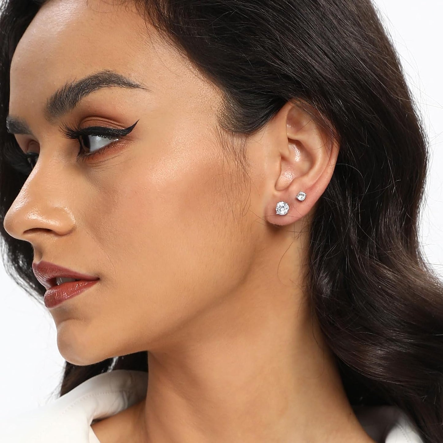 Aretes tipo dormilona chapados en oro blanco de 18 quilates con cir...