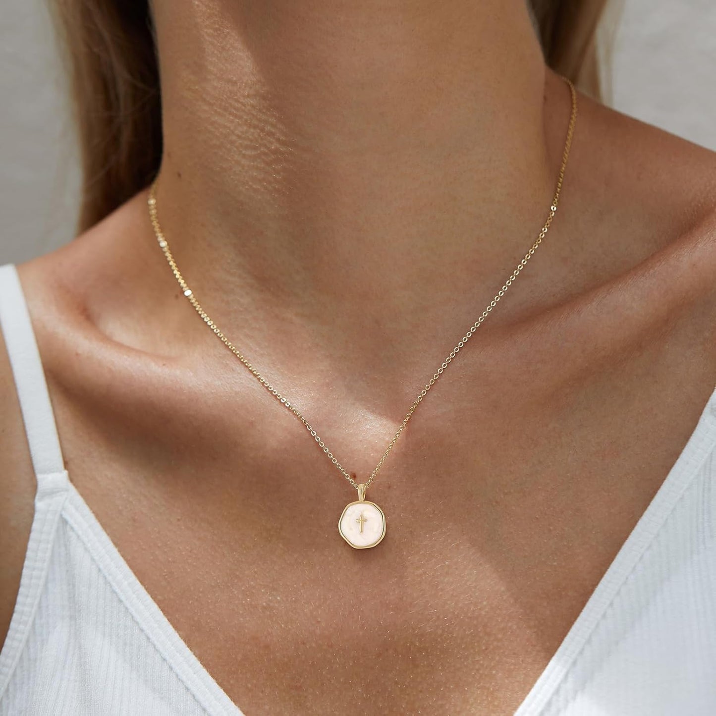 Fozira Collar con colgante de cruz de esmalte chapado en oro de 14K...