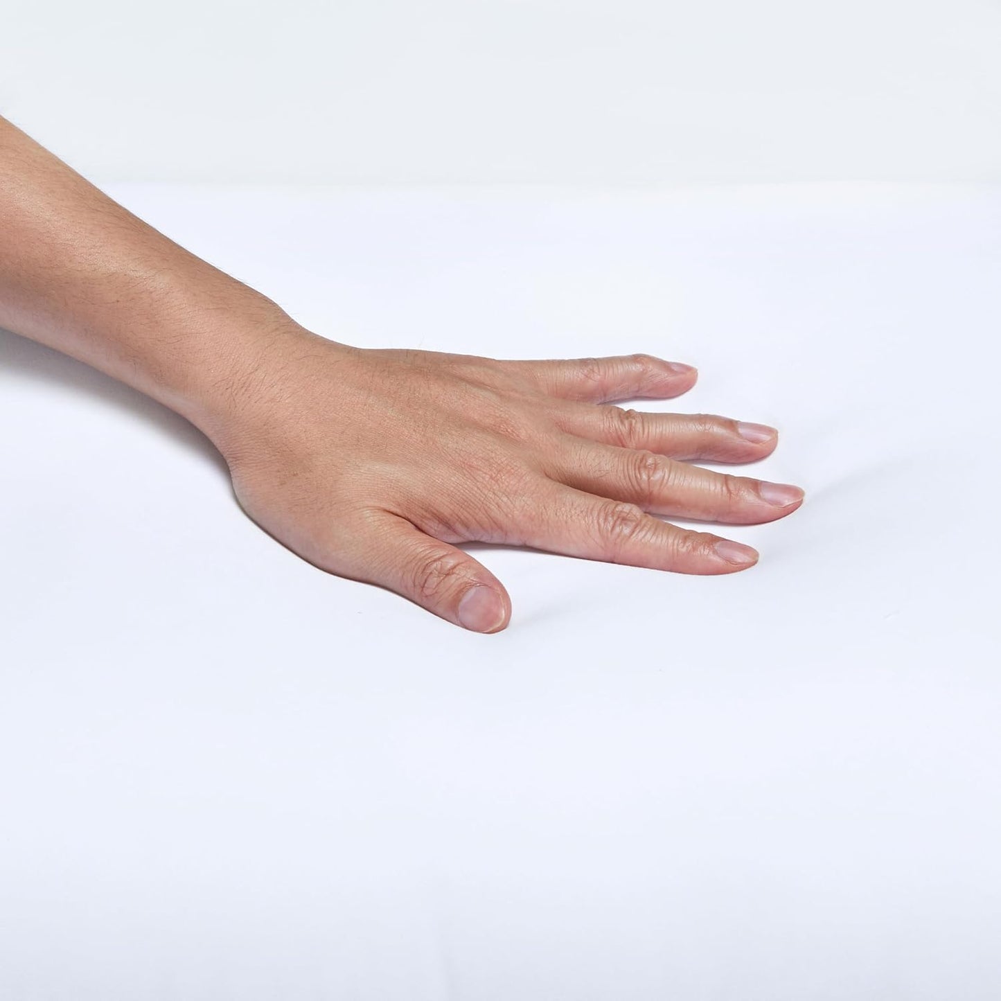 Amazon Basics - Almohadas de cama con relleno alternativo, de densi...