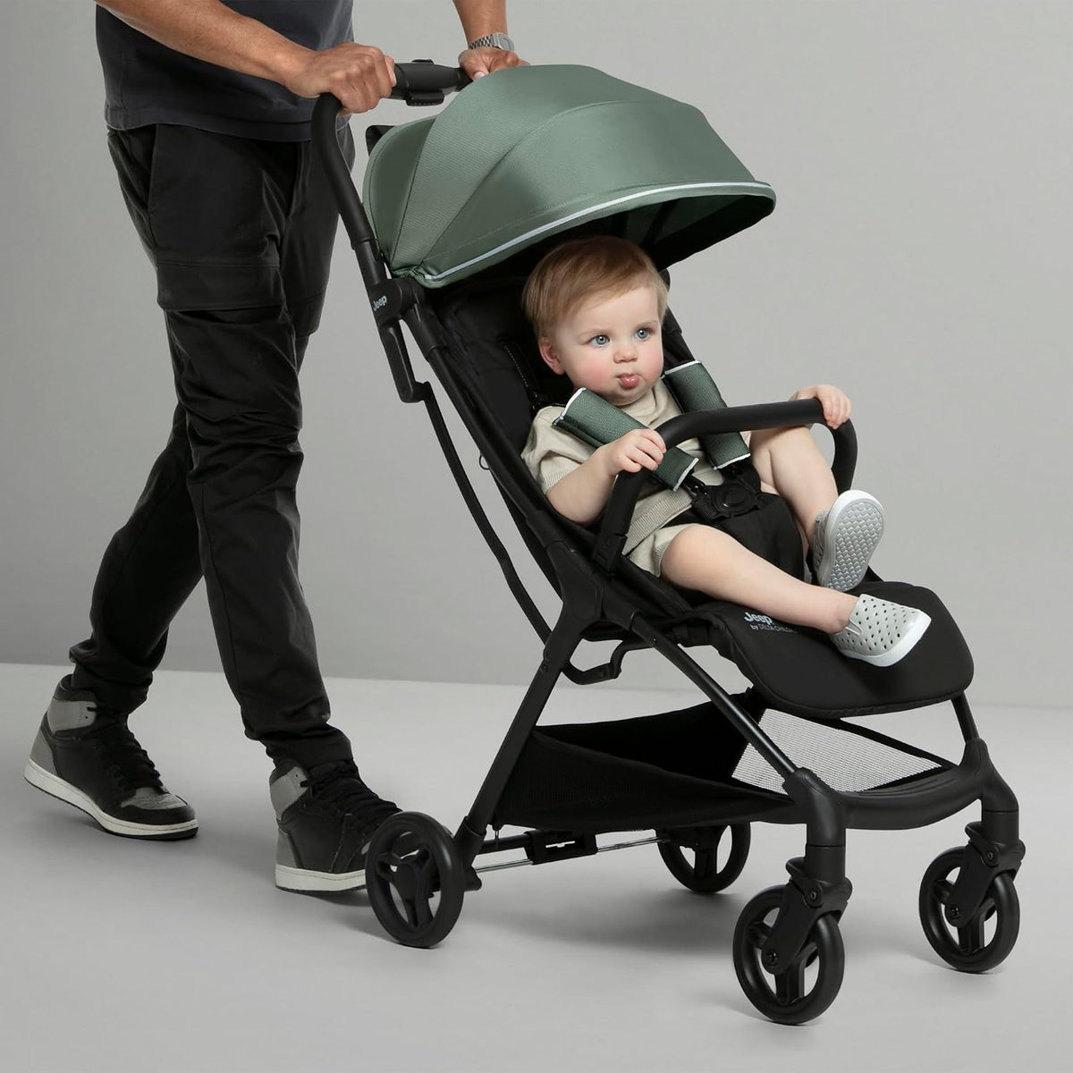 Cochecito de viaje compacto Jeep Altitude de Delta Children Greengu...