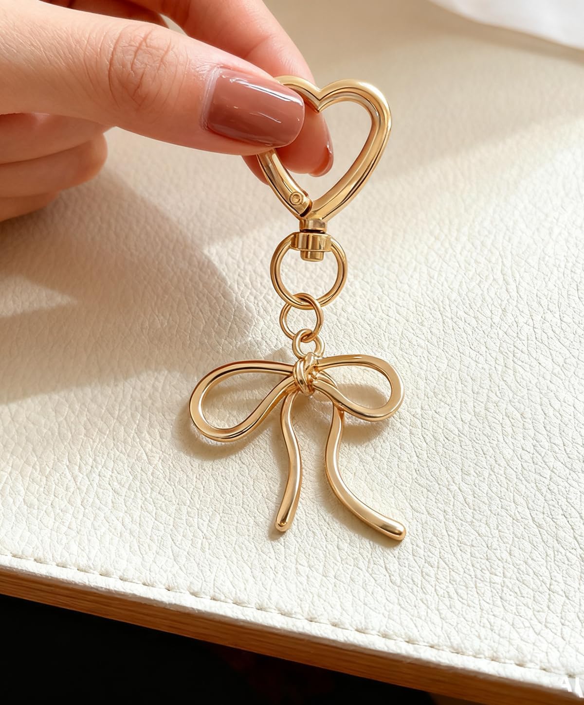 Rikhiua Lindo llavero de lazo elegante con dije de corazón para muj...