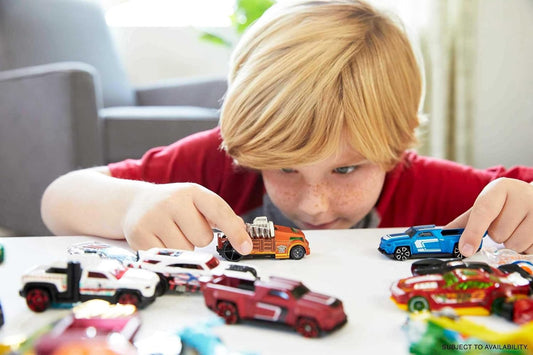 Hot Wheels Paquete de 5 autos o camiones de juguete, 3 juegos temát...