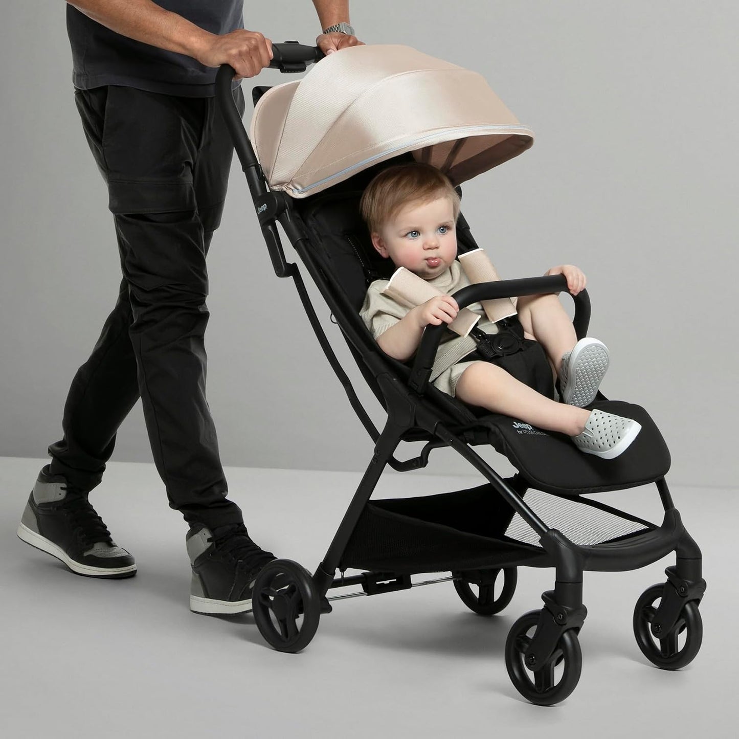Delta Children Greenguard Gold - Cochecito de viaje compacto Jeep A...