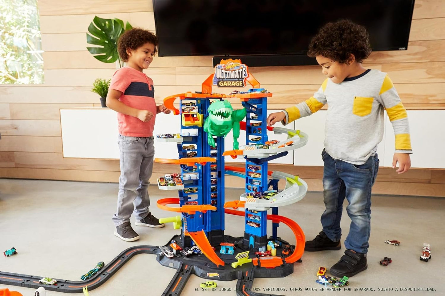 Hot Wheels Ultimate Garage Track Playset y 2 autos de juguete a esc...