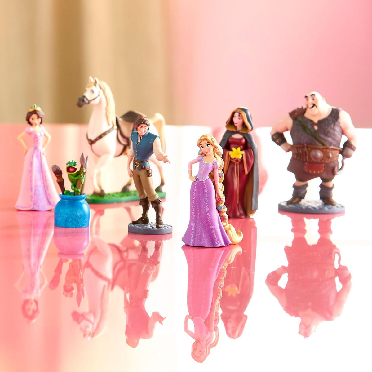 Disney Store Juego oficial de figuras enredadas, incluye 7 figuras...