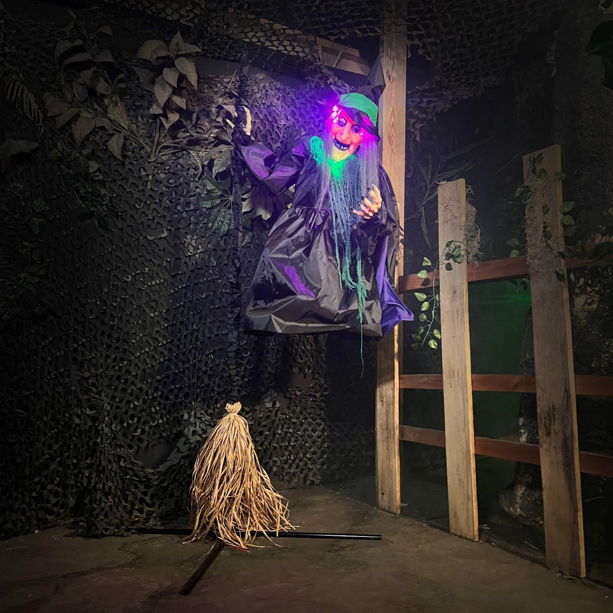 Haunted Hill Farm Animatronic de bruja voladora montada de 6 pies c...