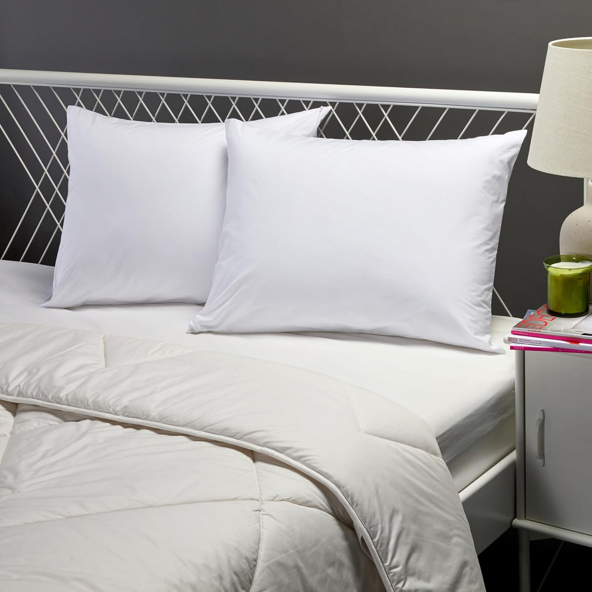 Amazon Basics Almohadas de cama alternativas de plumón con fundas p...