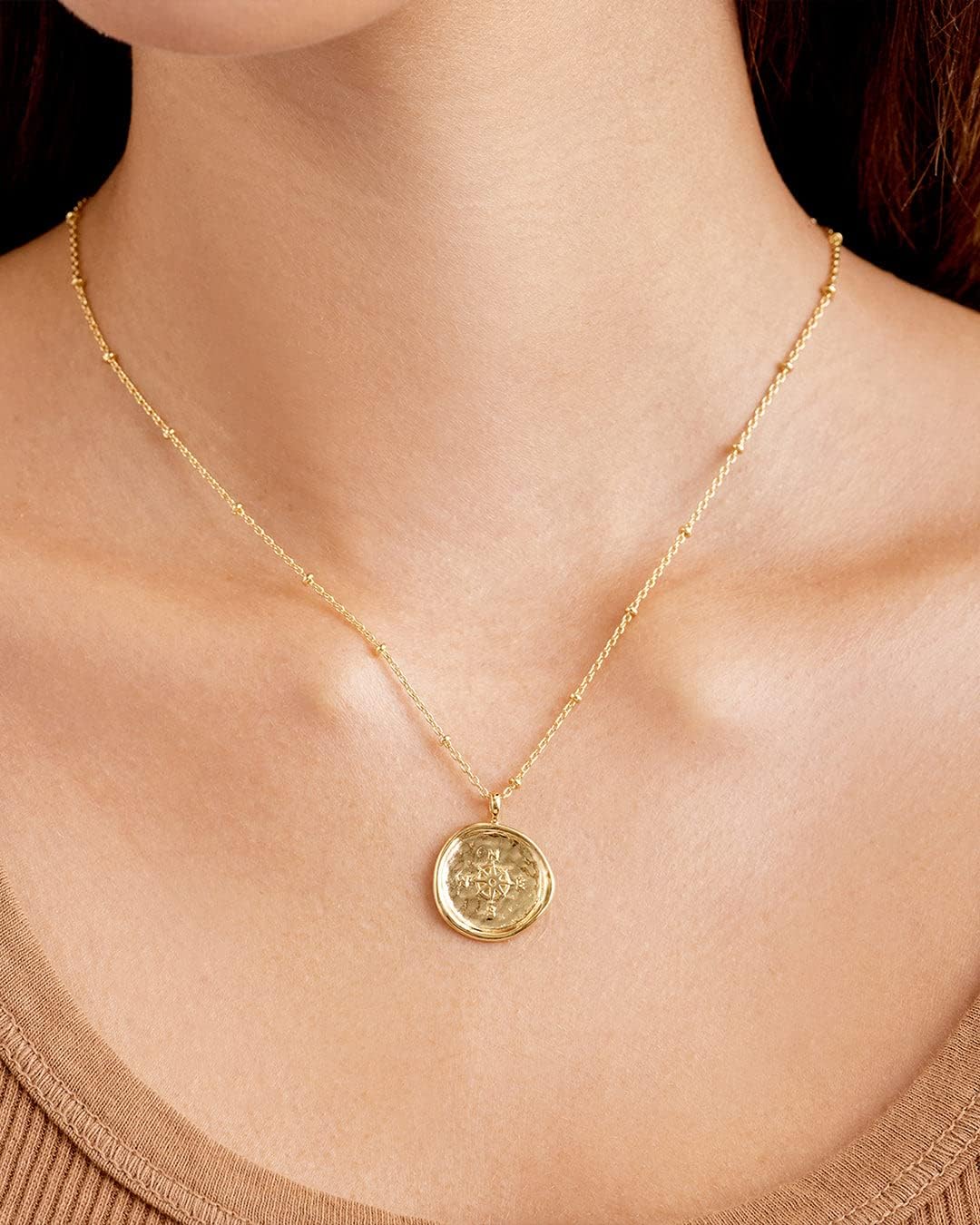 gorjana Collar con colgante de moneda de brújula para mujer, medall...