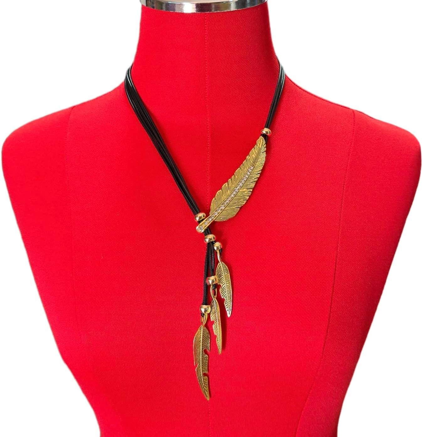 Collar de estilo bohemio con cadena de cuerda y diseño de hojas y p...