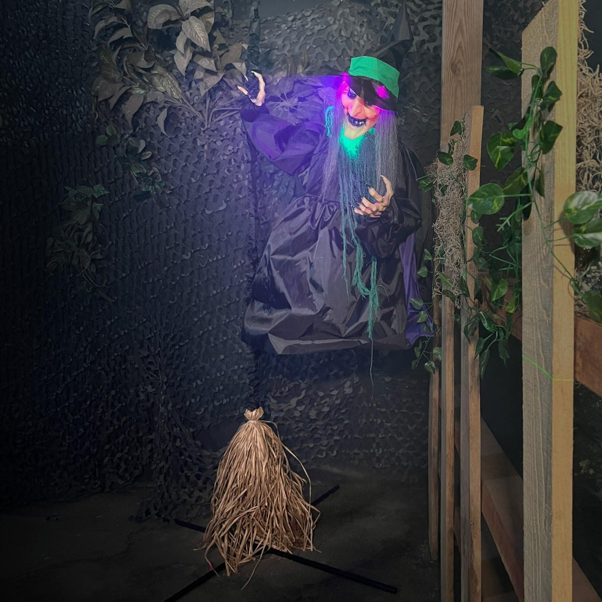 Haunted Hill Farm Animatronic de bruja voladora montada de 6 pies c...