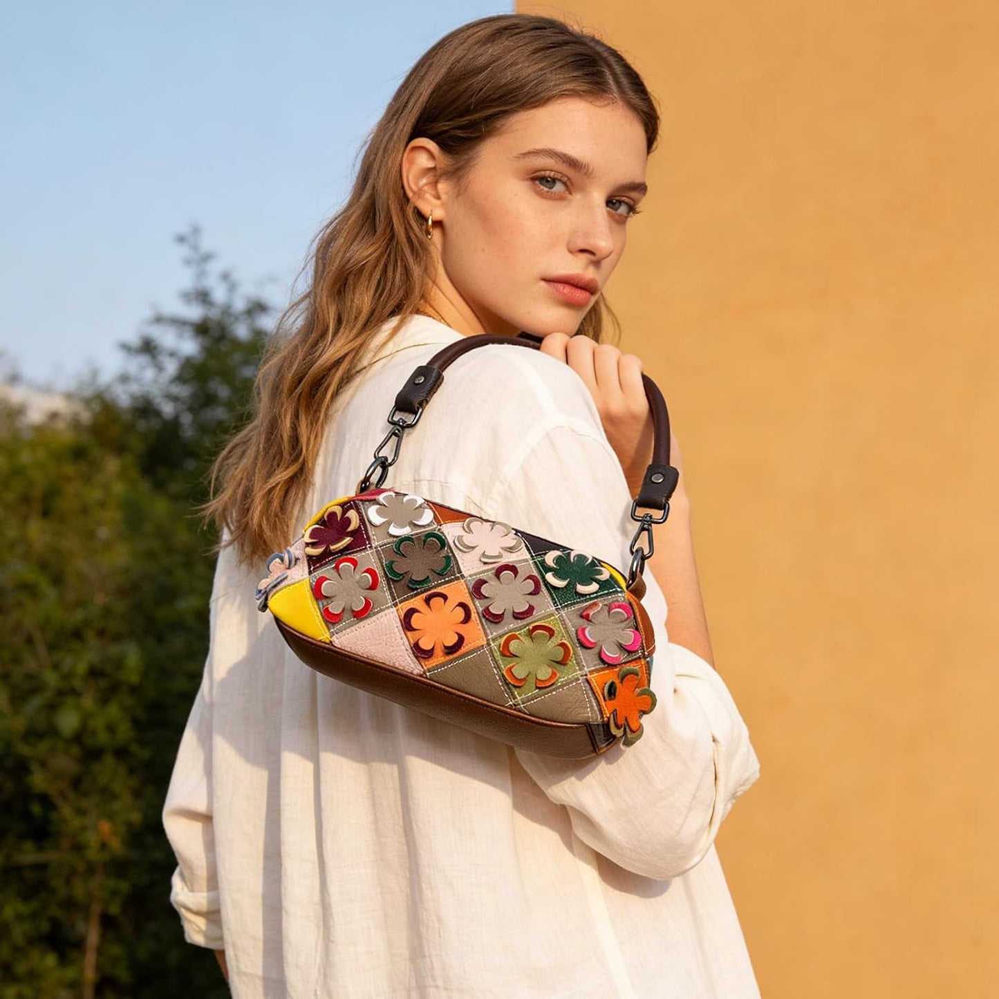 frrbuu - Bolso cruzado pequeño de piel auténtica con flores tallada...