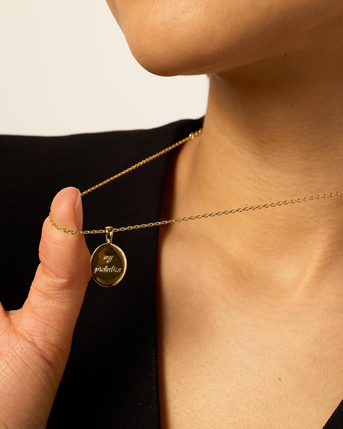 PAVOI Collar con Colgante de Moneda Ovalada Martillada Grabada Chap...
