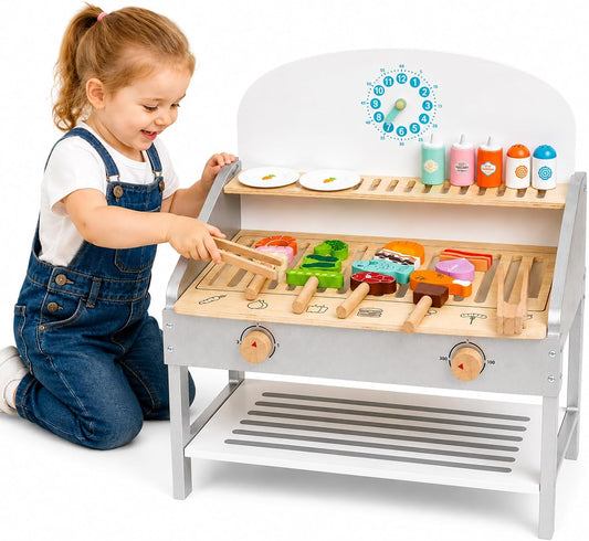Los niños juegan los juguetes de la cocina, juegan los juguetes de...