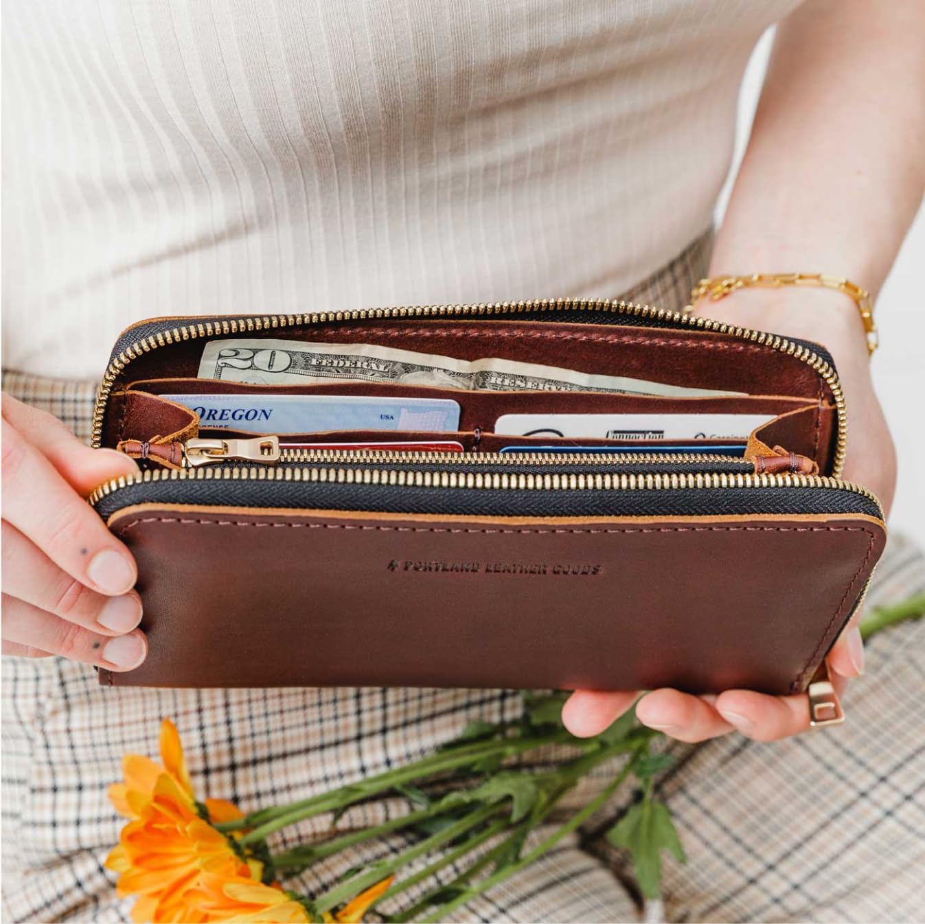 Portland Leather Goods Cartera con cremallera de acordeón para muje...