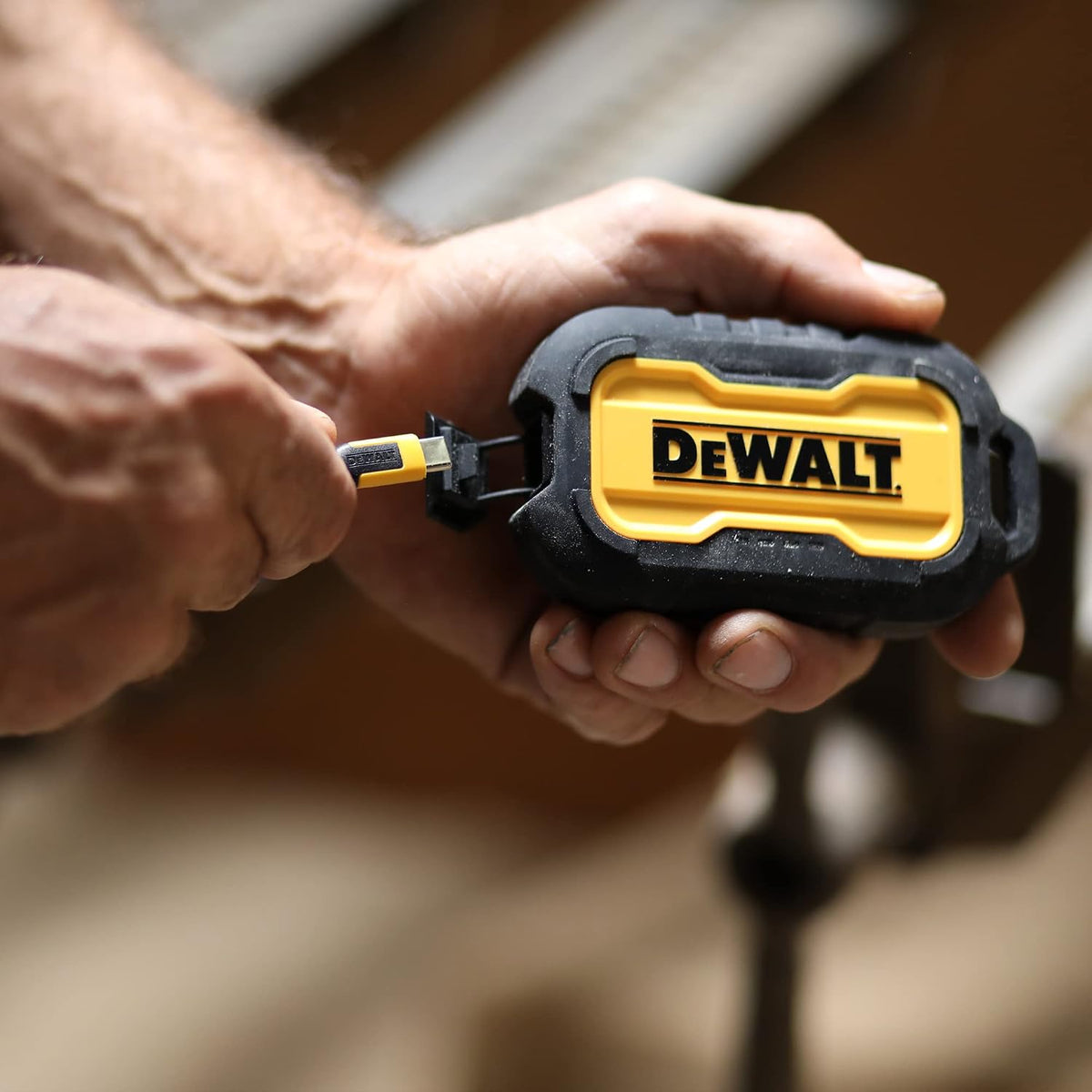 DEWALT Cargador portátil resistente, banco de energía, sitio de tra...