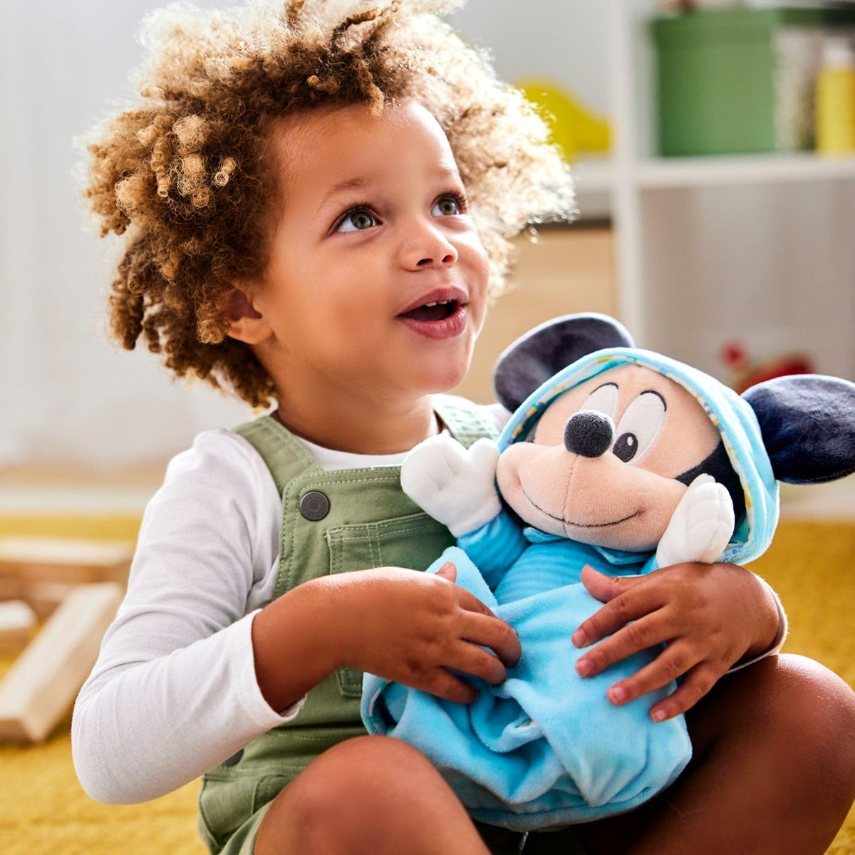 Disney Store Peluche oficial de Mickey Mouse con bolsa para manta,...