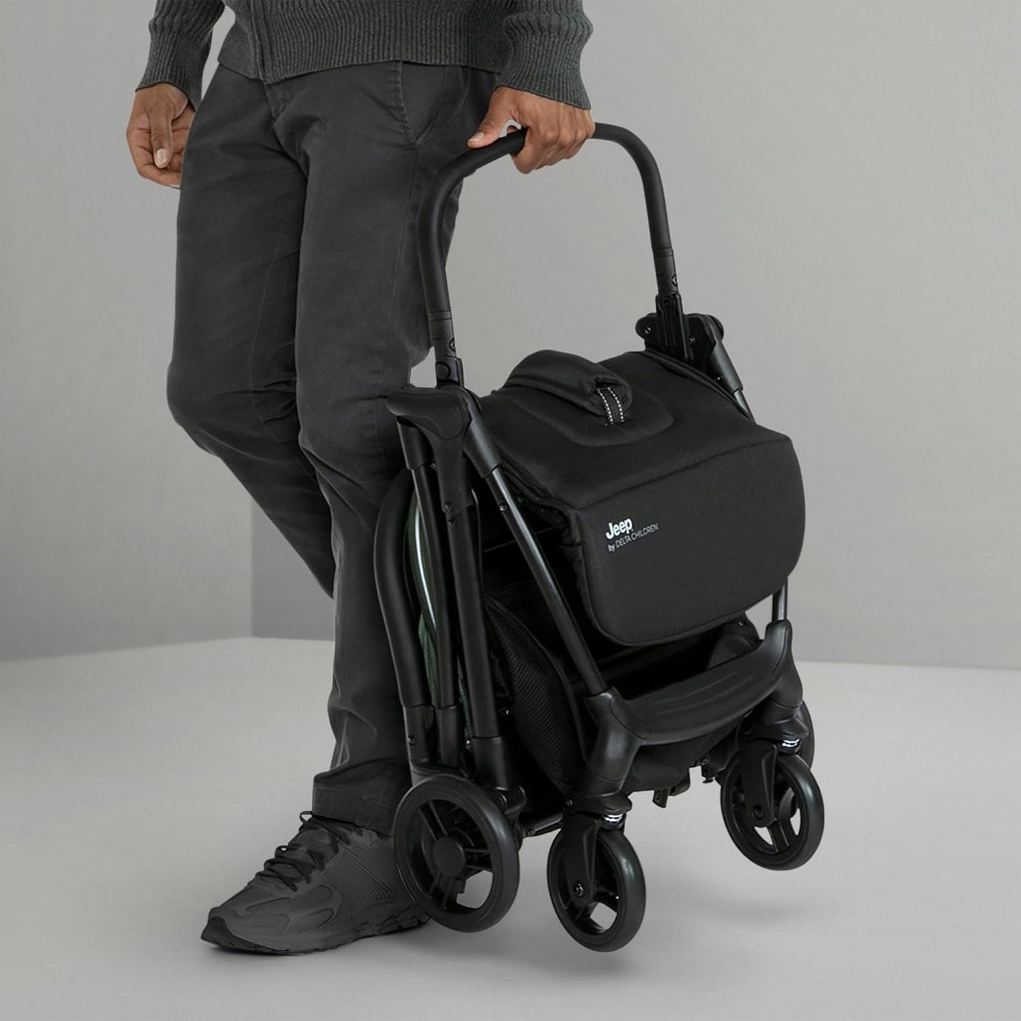 Cochecito de viaje compacto Jeep Altitude de Delta Children Greengu...