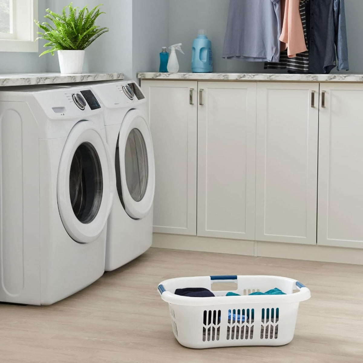 Rubbermaid - Cesta de ropa sucia XL Hip-Hugger 2.1-bushel, color bl...
