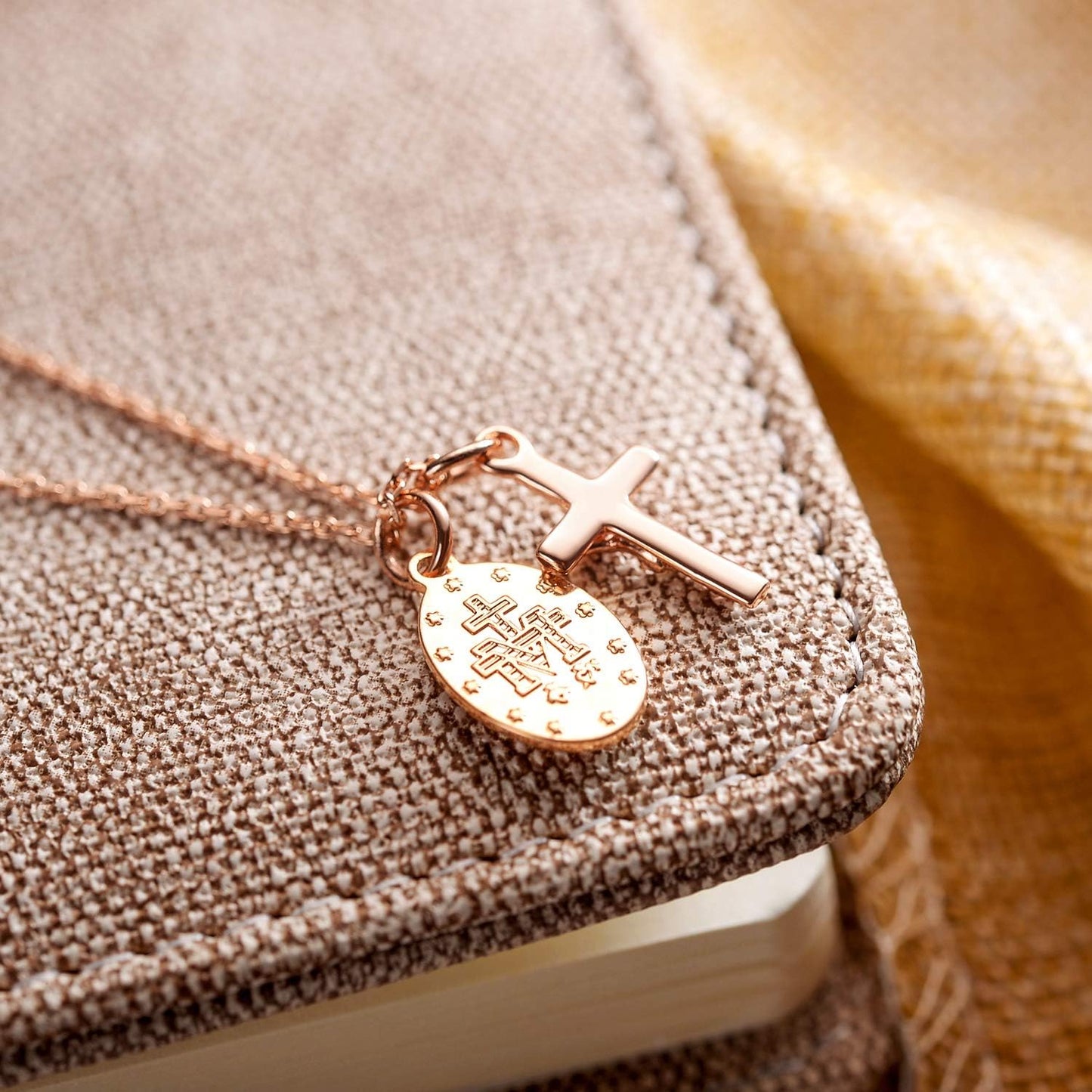 Collares de cruz de oro AllenCOCO para mujer, collares con crucifij...