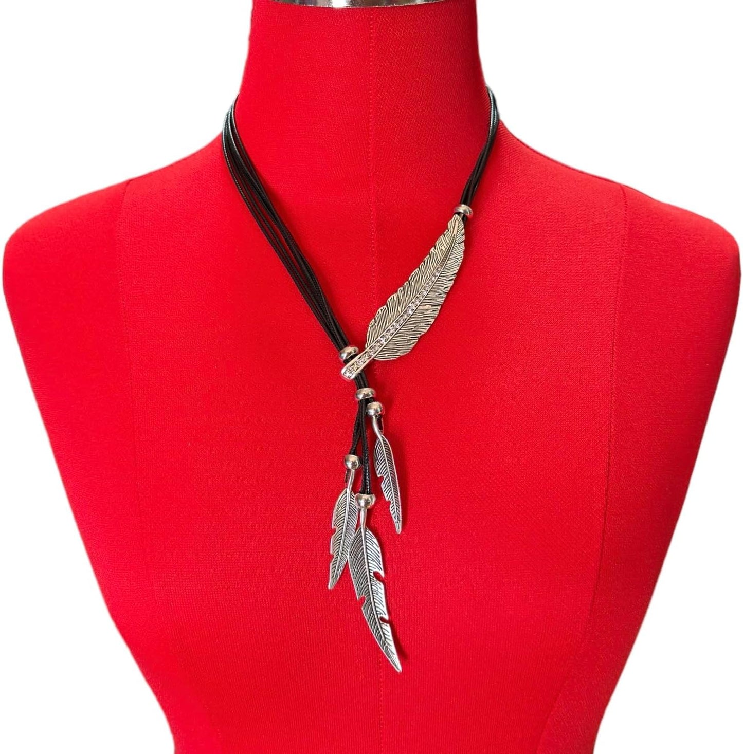 Collar de estilo bohemio con cadena de cuerda y diseño de hojas y p...