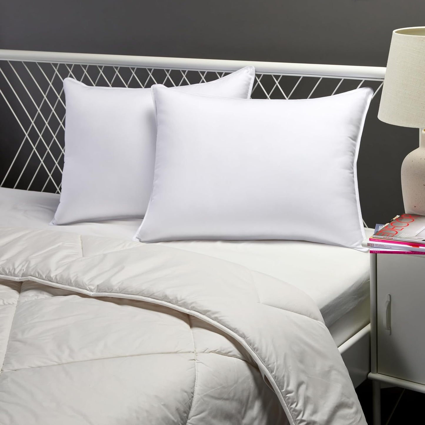 Amazon Basics - Almohadas de cama con relleno alternativo, de densi...