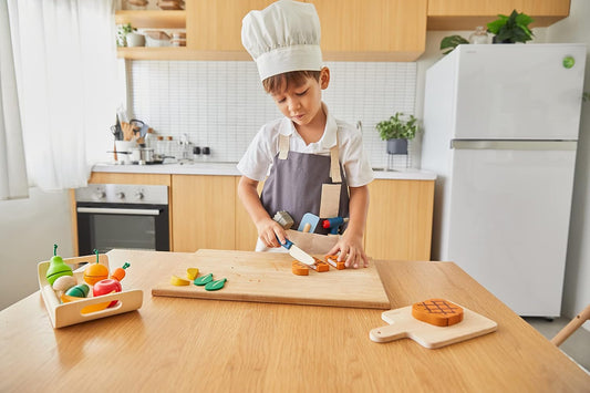 PlanToys Juego de chef con kit de cocina de madera con cuchillo, es...