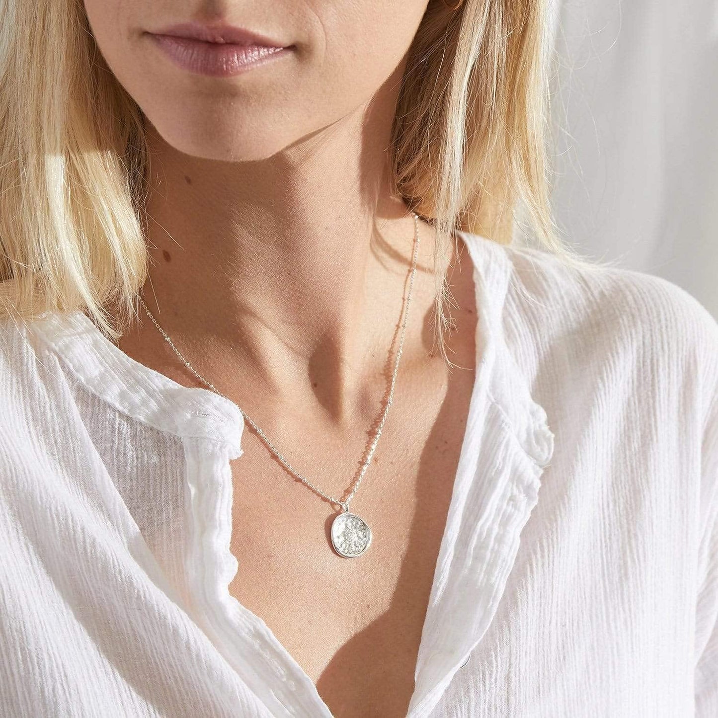 gorjana Collar con colgante de moneda de brújula para mujer, medall...