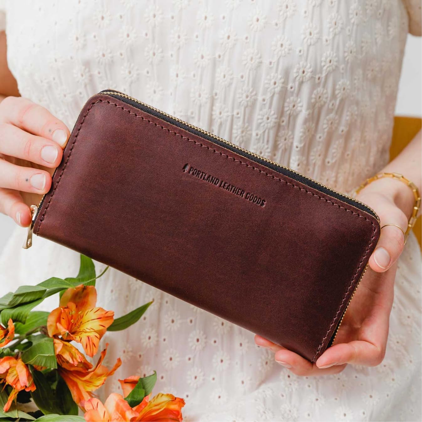 Portland Leather Goods Cartera con cremallera de acordeón para muje...