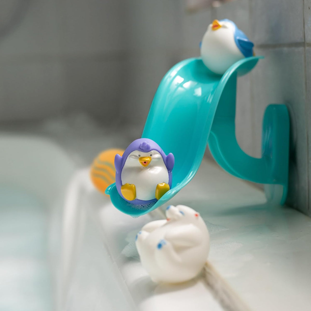 Nuby Penguin Slide - Juego de juguetes de baño con 4 chorros de bañ...