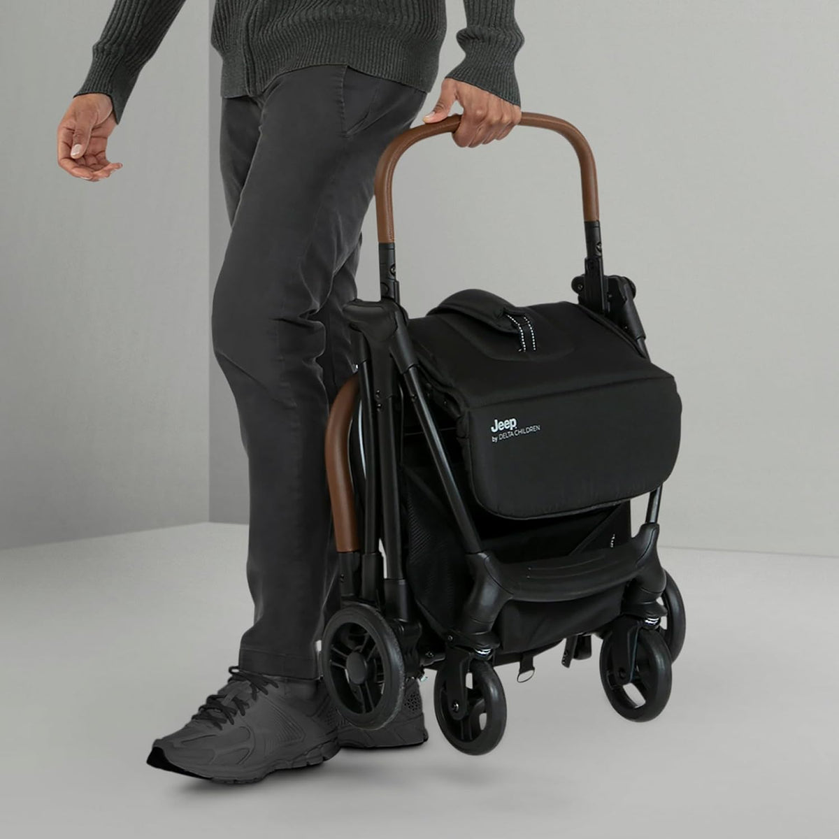 Delta Children Greenguard Gold - Cochecito de viaje compacto Jeep A...